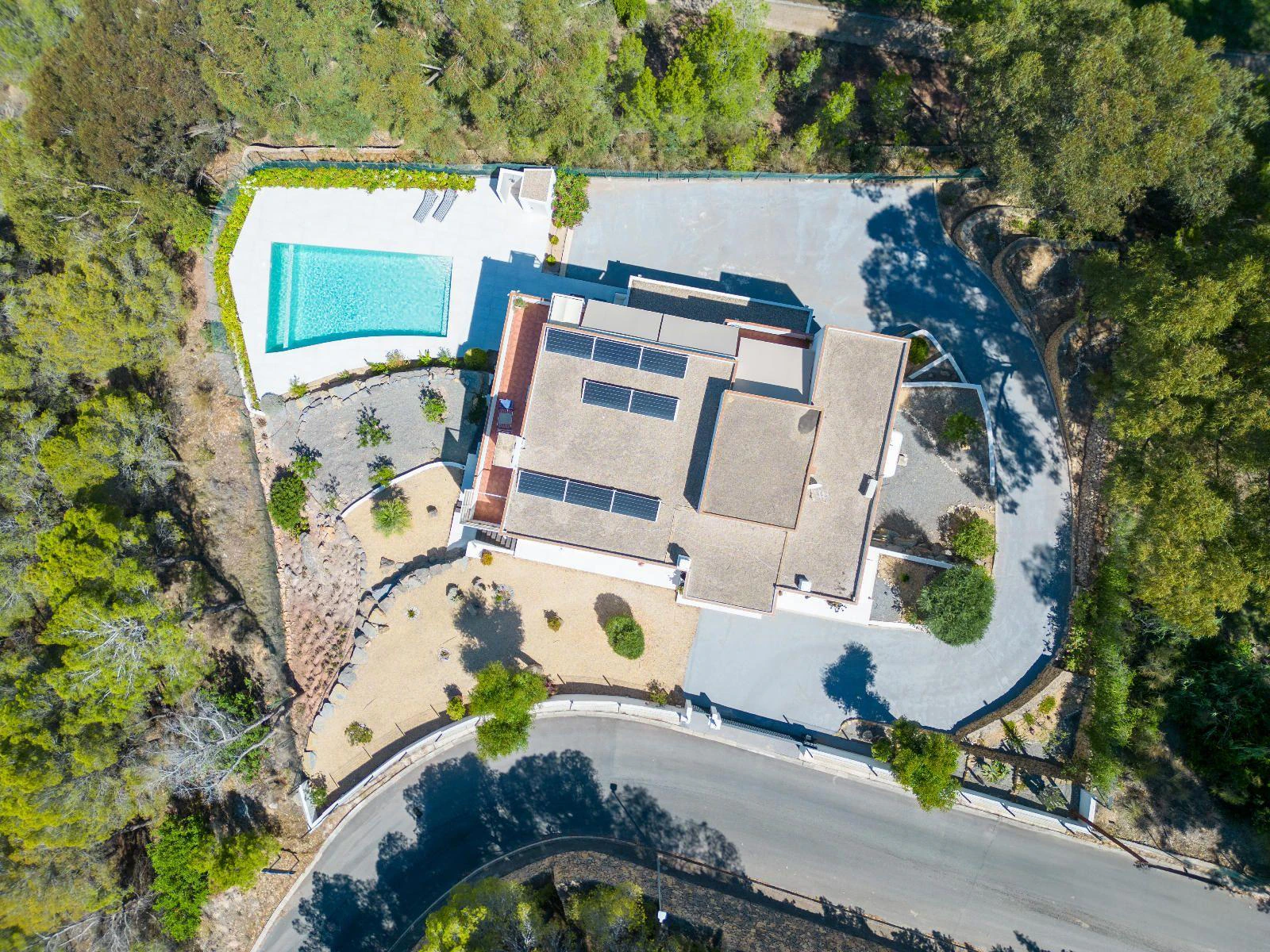 1294 - Elegant Contemporary Villa on the Frontline of the Golf Club
