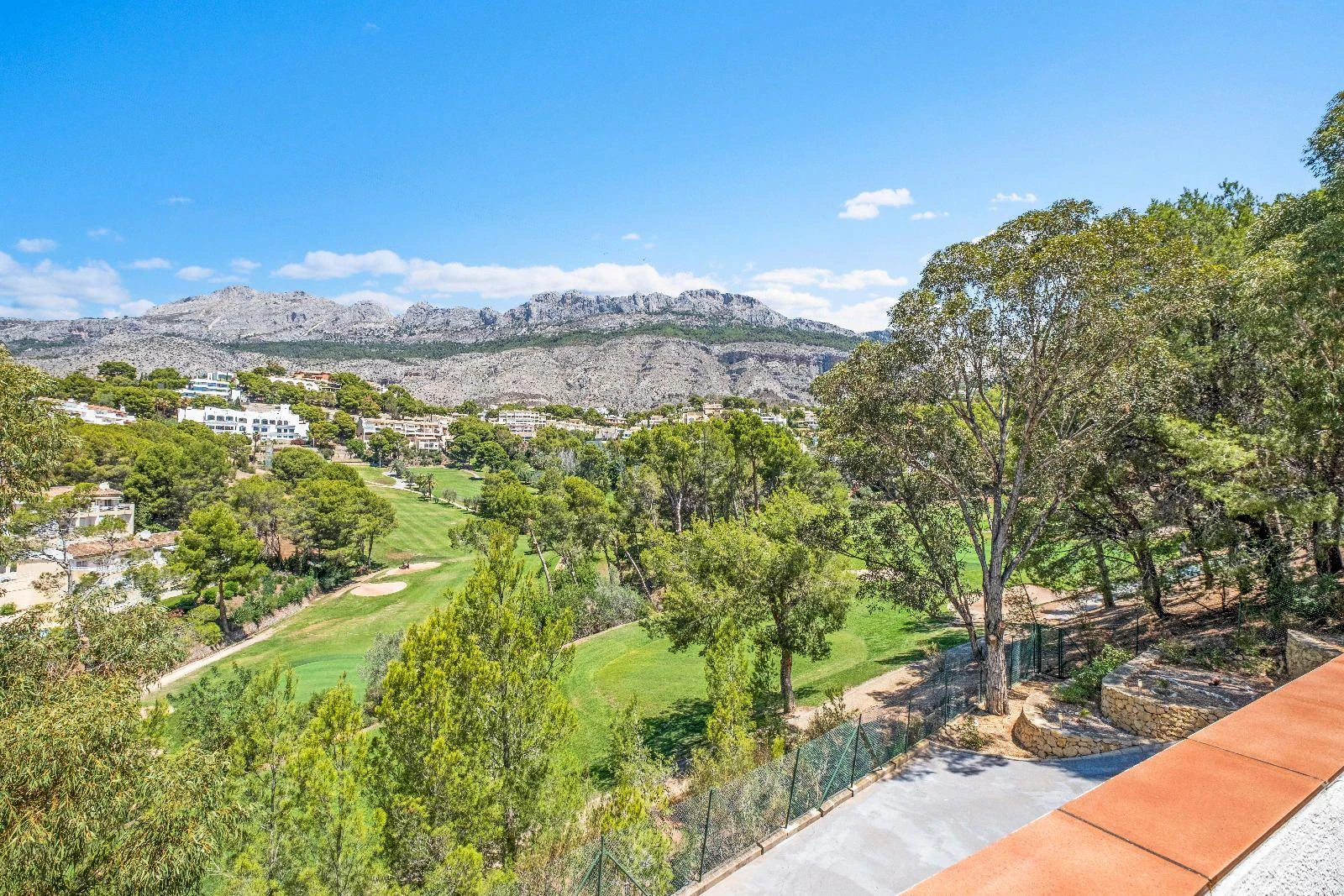 1294 - Elegant Contemporary Villa on the Frontline of the Golf Club
