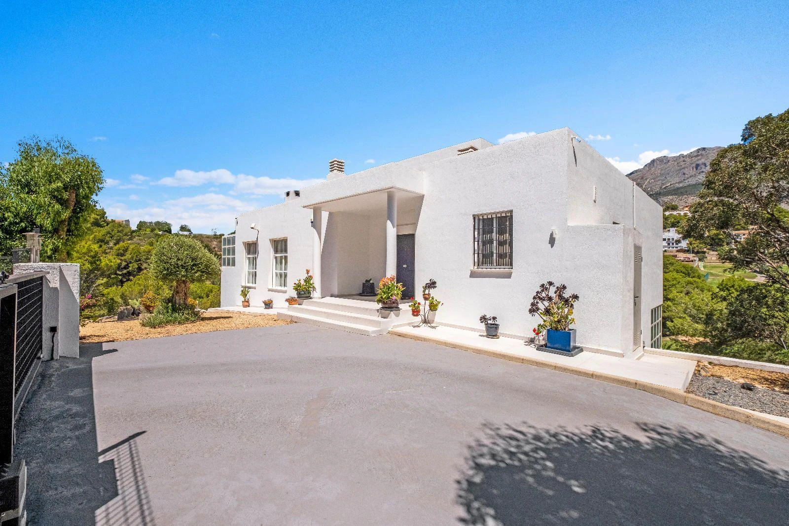 1294 - Elegant Contemporary Villa on the Frontline of the Golf Club