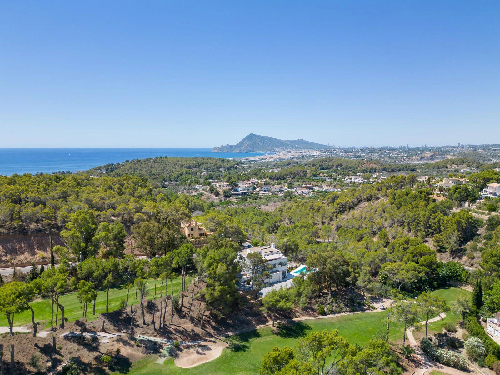 1294 - Elegant Contemporary Villa on the Frontline of the Golf Club