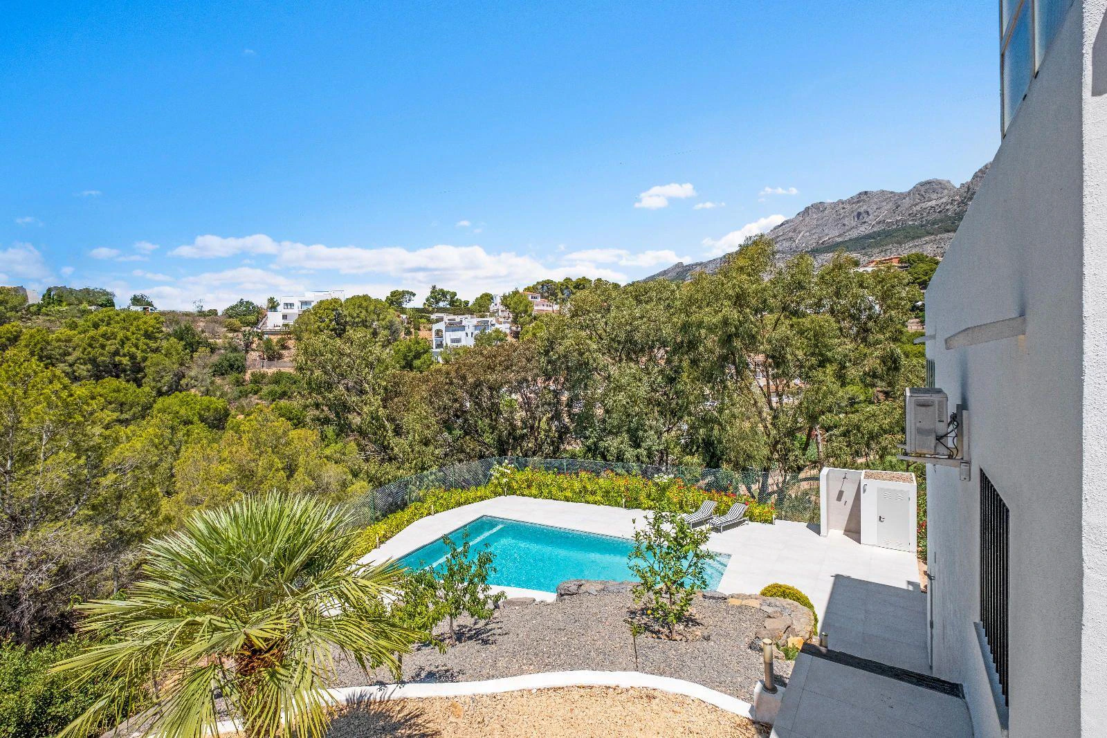 1294 - Elegant Contemporary Villa on the Frontline of the Golf Club