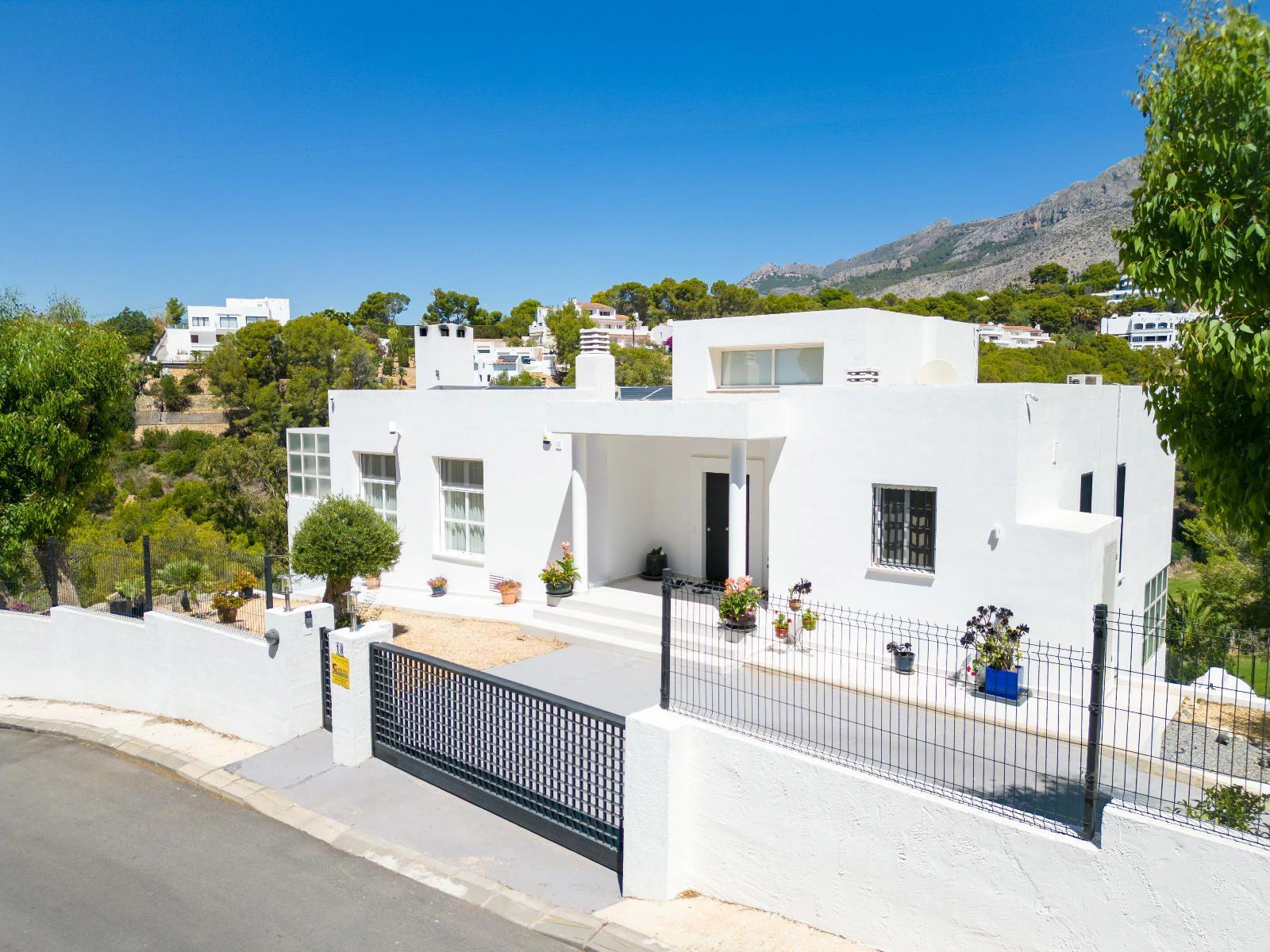 1294 - Elegant Contemporary Villa on the Frontline of the Golf Club