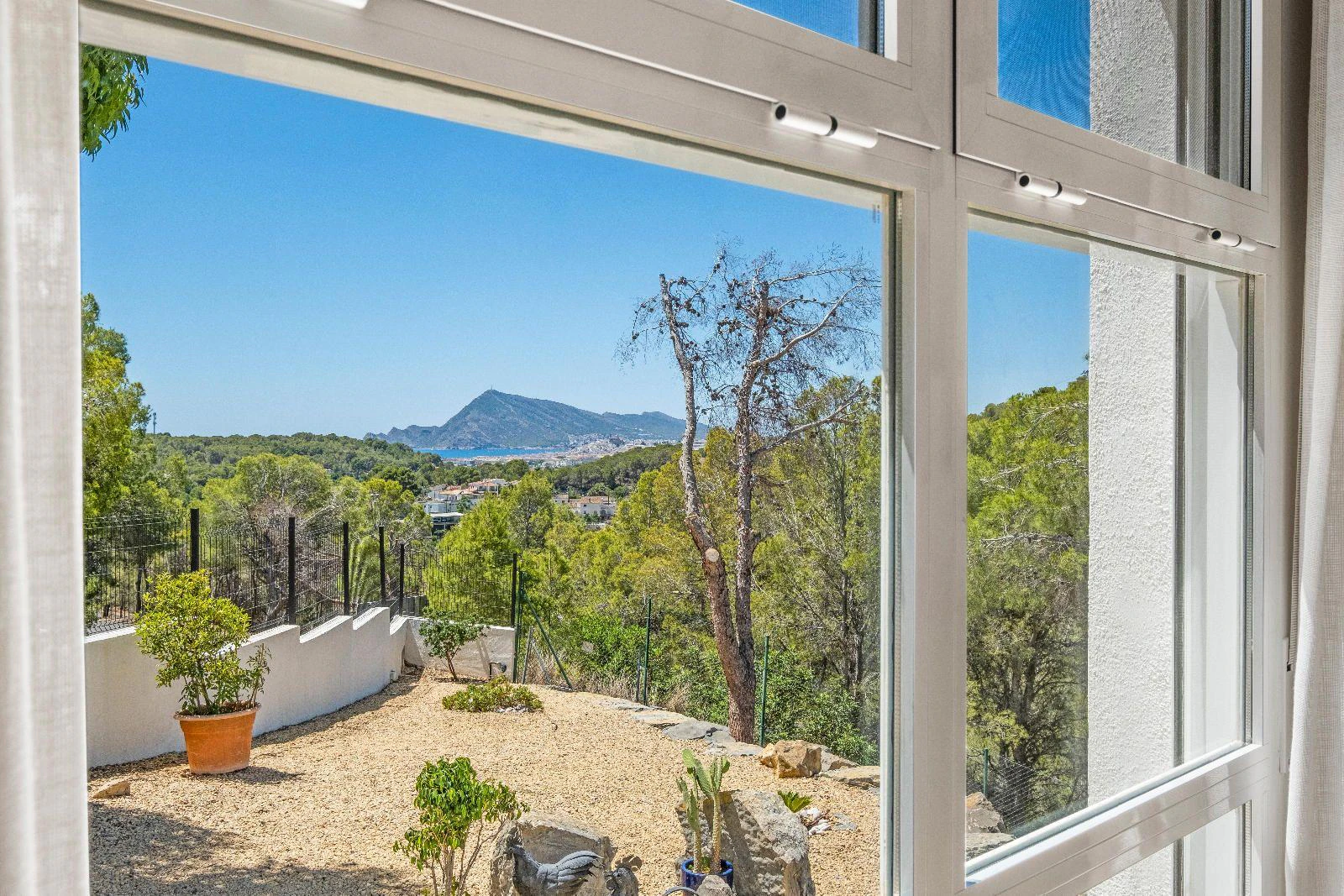 1294 - Elegant Contemporary Villa on the Frontline of the Golf Club