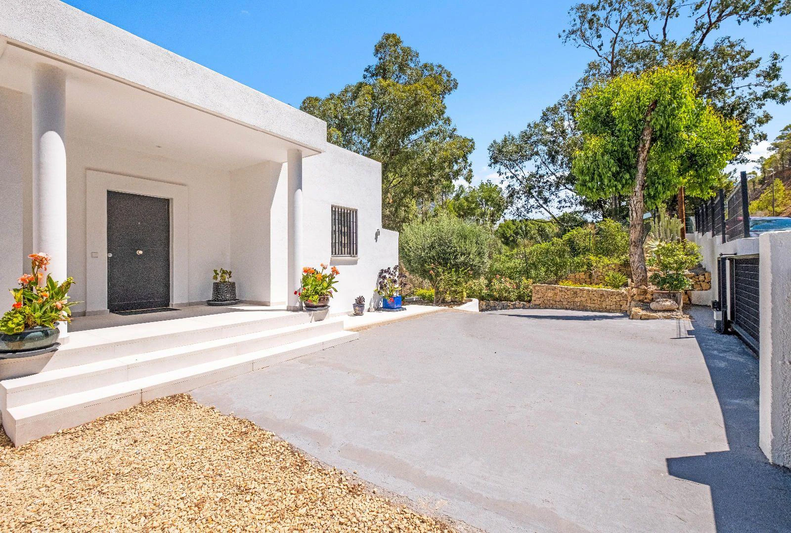 1294 - Elegant Contemporary Villa on the Frontline of the Golf Club