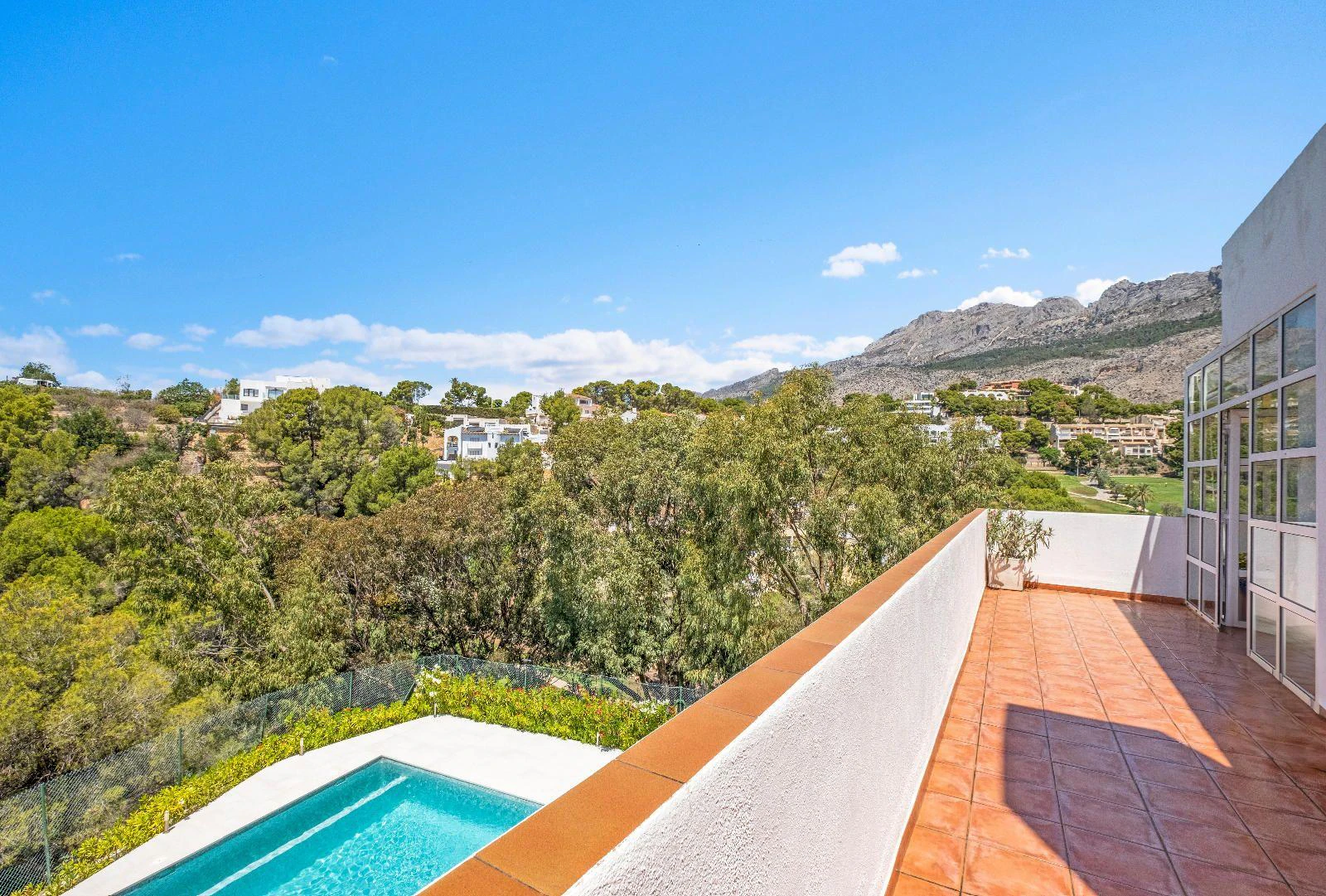 1294 - Elegant Contemporary Villa on the Frontline of the Golf Club