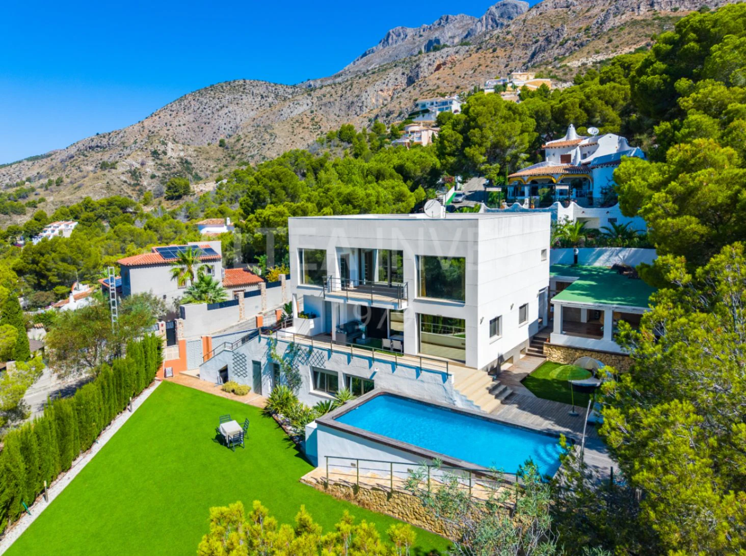 1569 - Exclusiva Villa Contemporánea con Amplio Semisótano y Vistas a la Sierra de Bernia en Altea