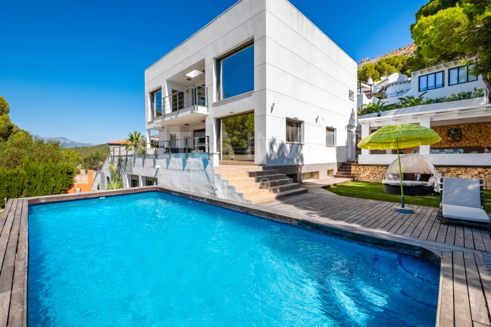 1569 - Exclusiva Villa Contemporánea con Amplio Semisótano y Vistas a la Sierra de Bernia en Altea