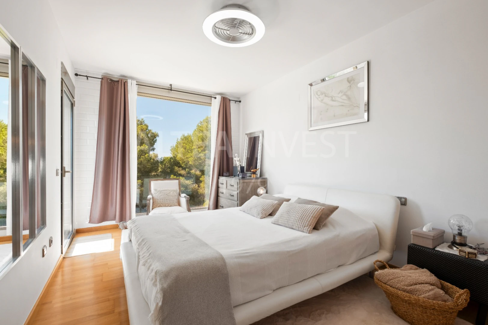 1569 - Exclusiva Villa Contemporánea con Amplio Semisótano y Vistas a la Sierra de Bernia en Altea