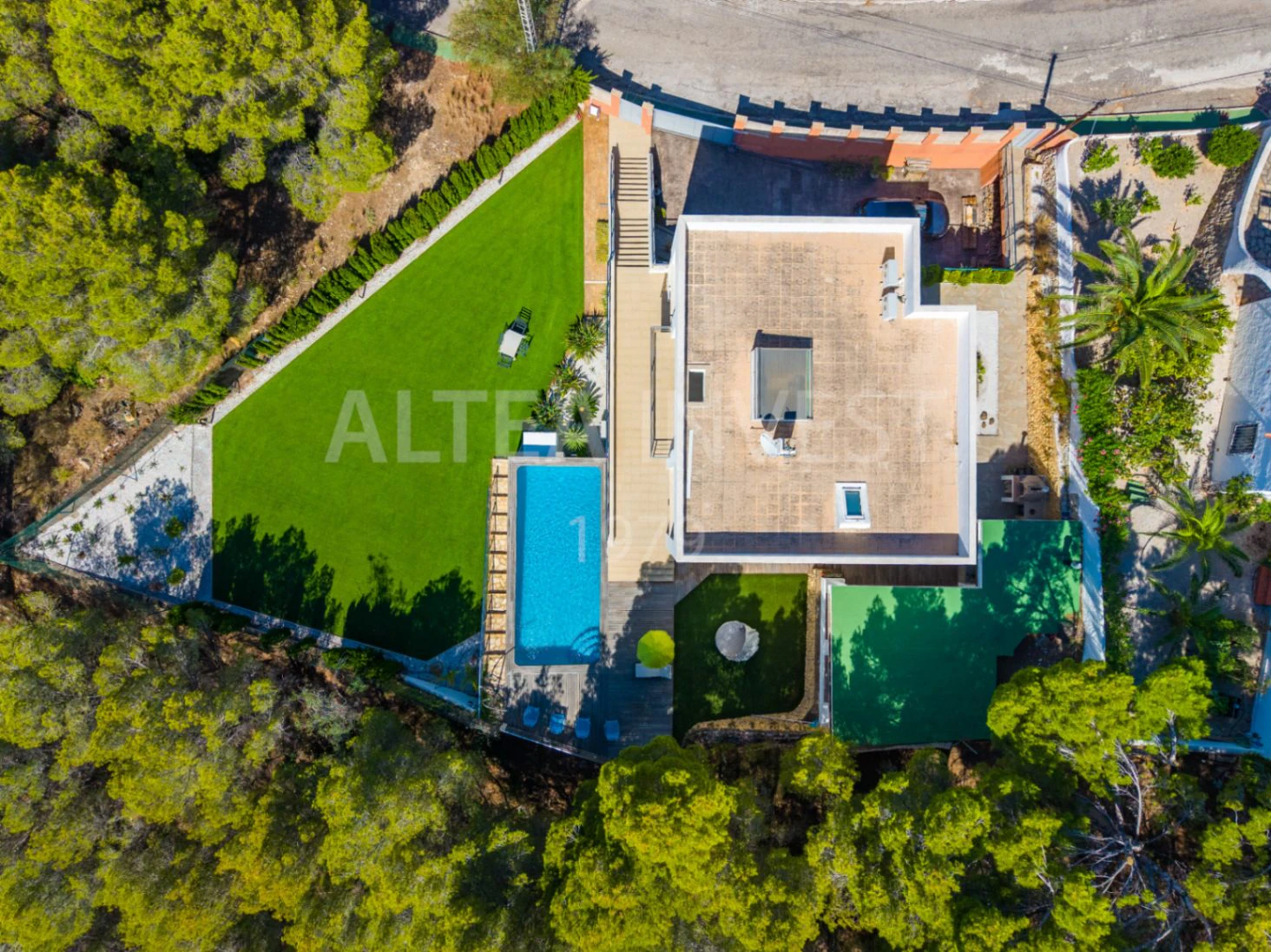 1569 - Exclusiva Villa Contemporánea con Amplio Semisótano y Vistas a la Sierra de Bernia en Altea