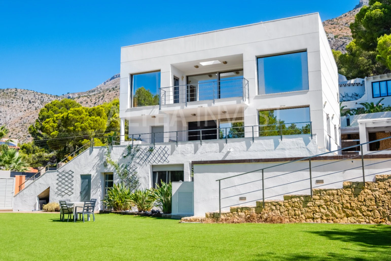 1569 - Exclusiva Villa Contemporánea con Amplio Semisótano y Vistas a la Sierra de Bernia en Altea