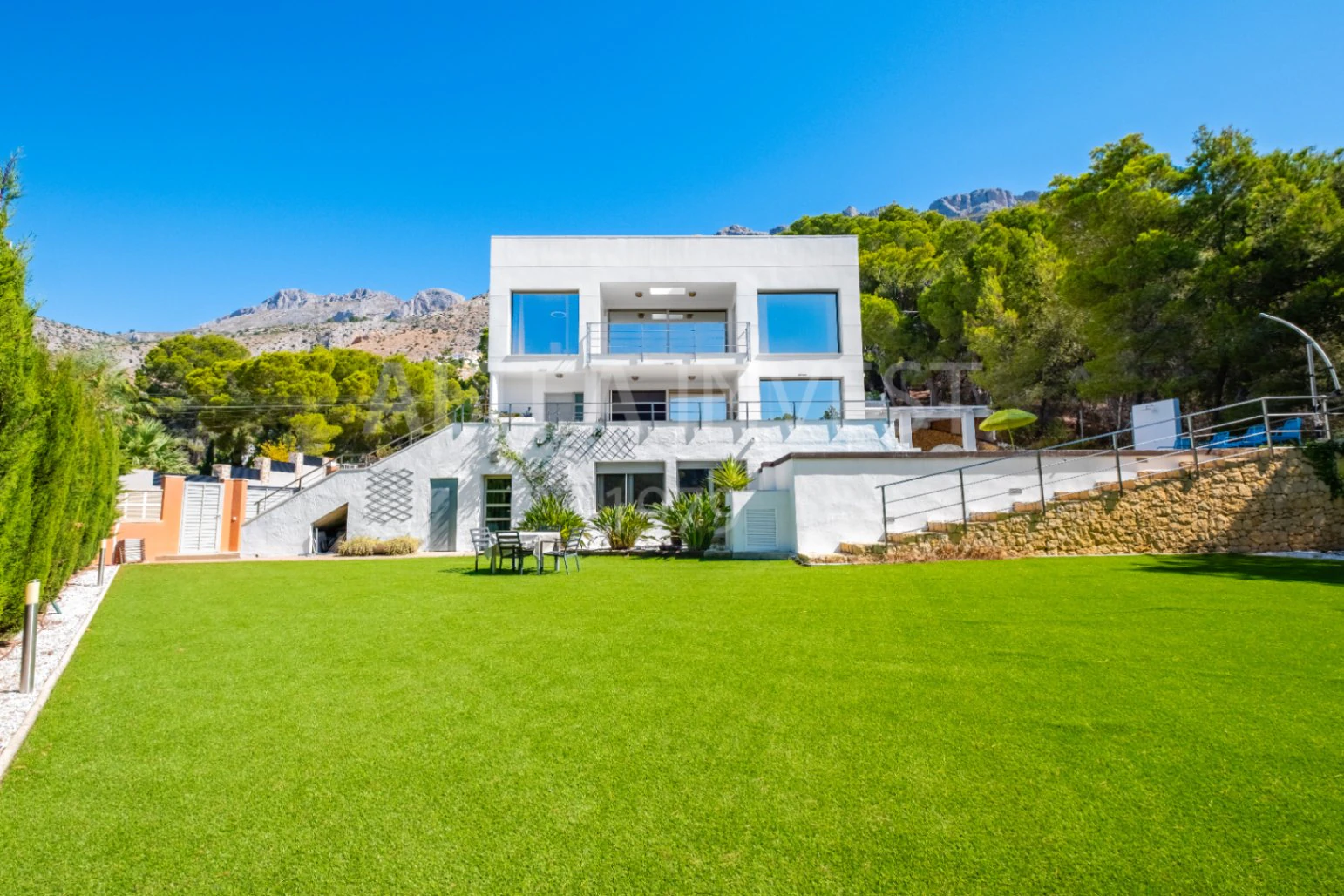 1569 - Exclusiva Villa Contemporánea con Amplio Semisótano y Vistas a la Sierra de Bernia en Altea