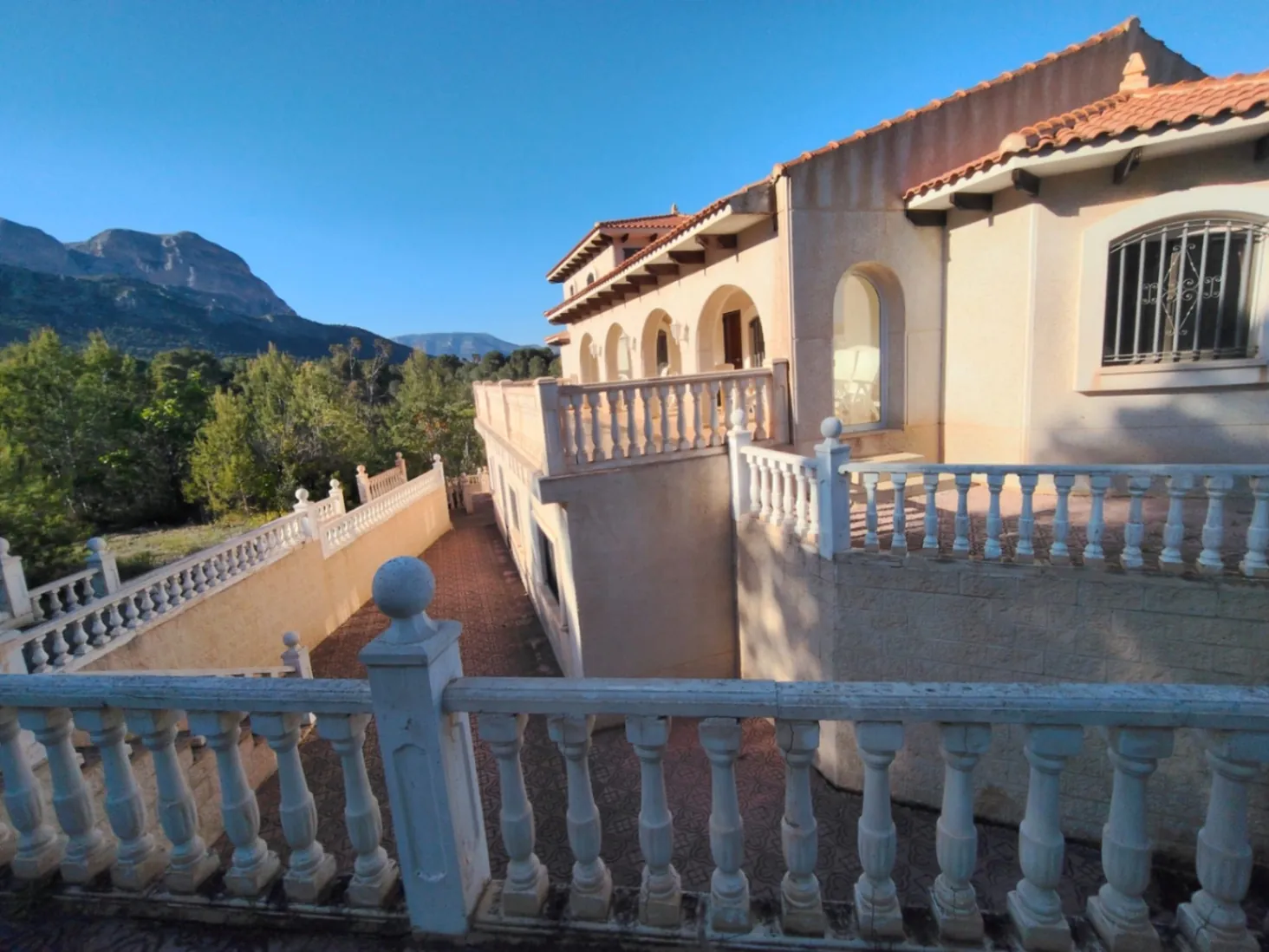FINCA EXCLUSIVA CON ALTO POTENCIAL EN La Nucía