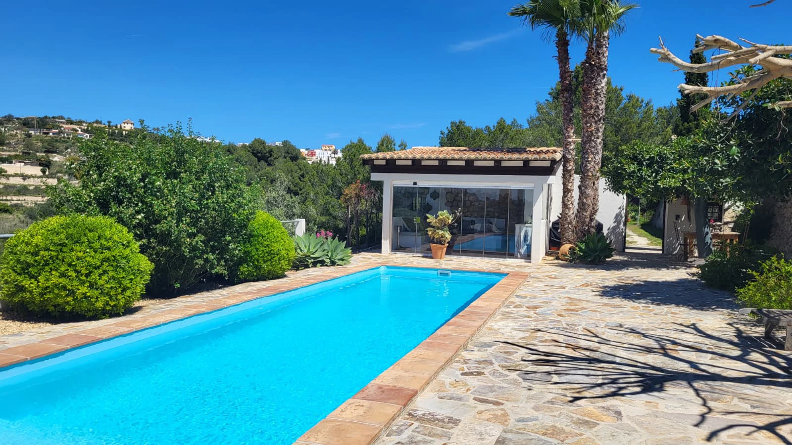 Casa en venta de 2 dormitorios con piscina privada y garaje