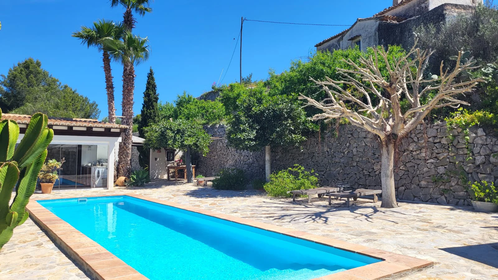 Casa en venta de 2 dormitorios con piscina privada y garaje