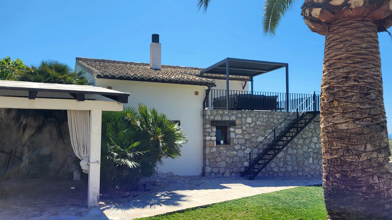 Casa en venta de 2 dormitorios con piscina privada y garaje