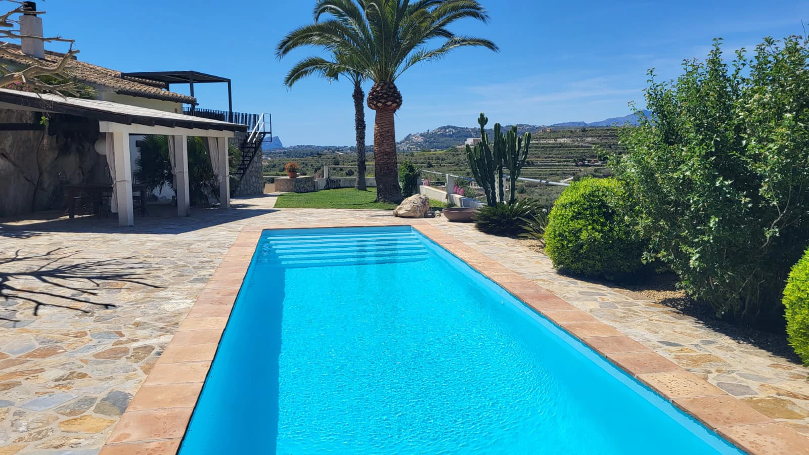 Casa en venta de 2 dormitorios con piscina privada y garaje