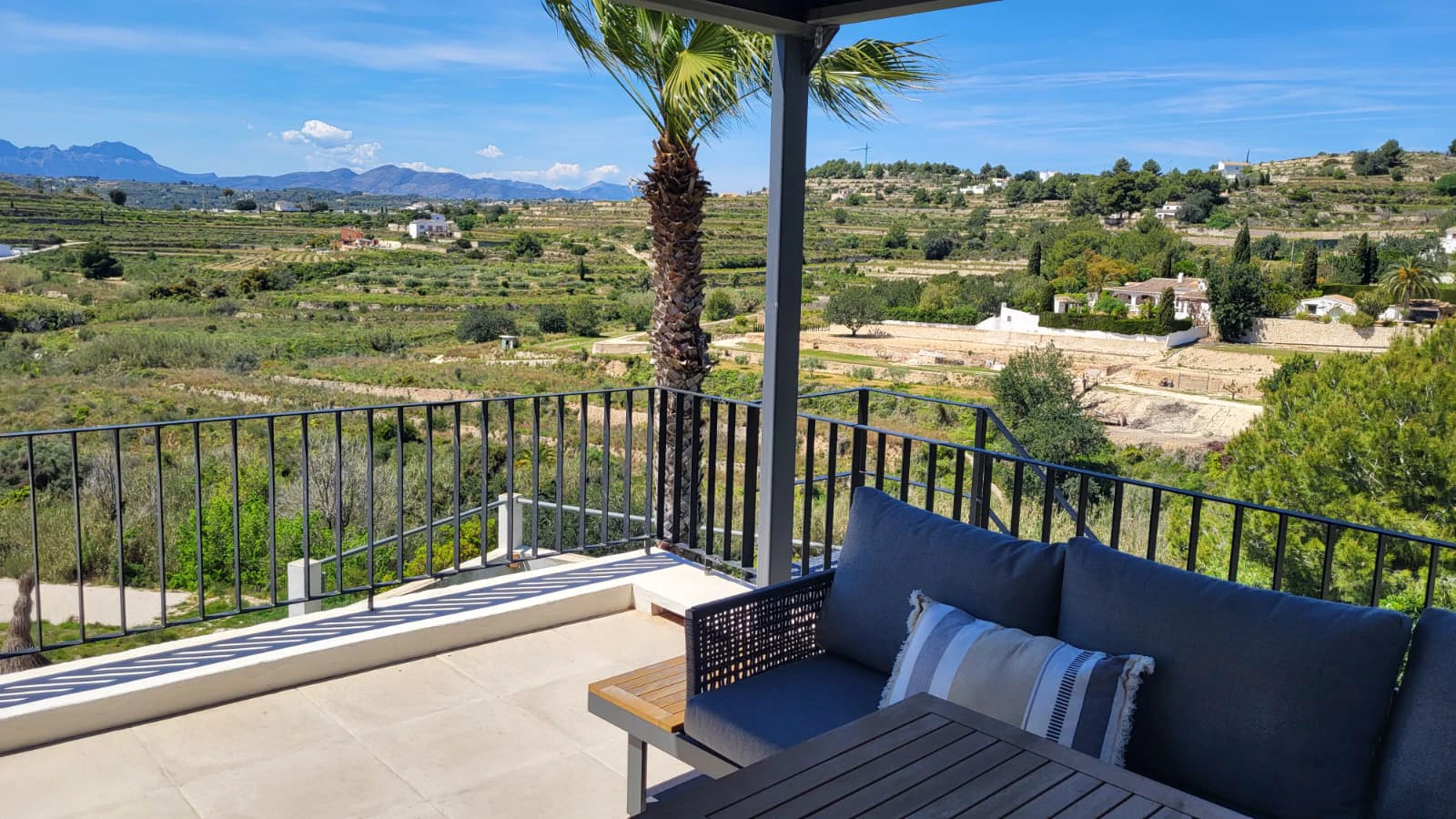 Casa en venta de 2 dormitorios con piscina privada y garaje