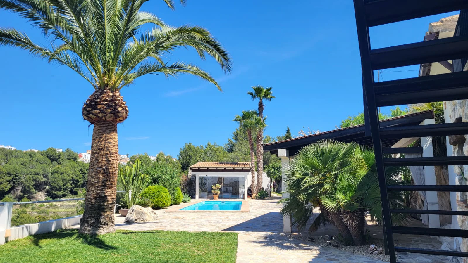 Casa en venta de 2 dormitorios con piscina privada y garaje