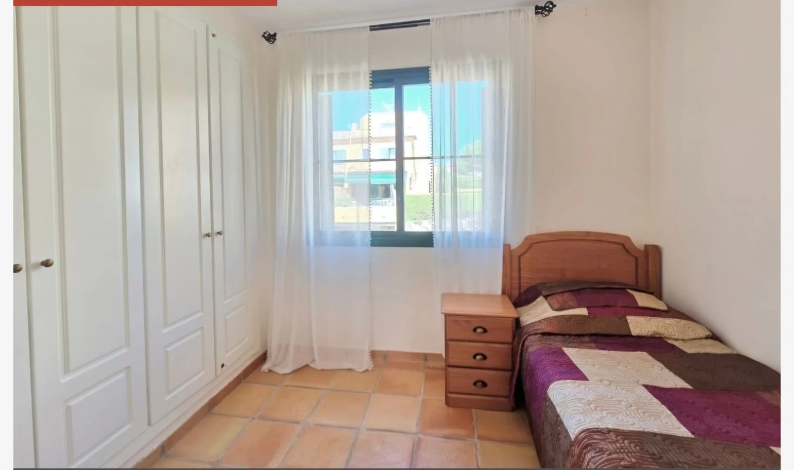 Se vende urgente precioso bungalow con 3 dormitotios , piscina y pocas vistas al mar