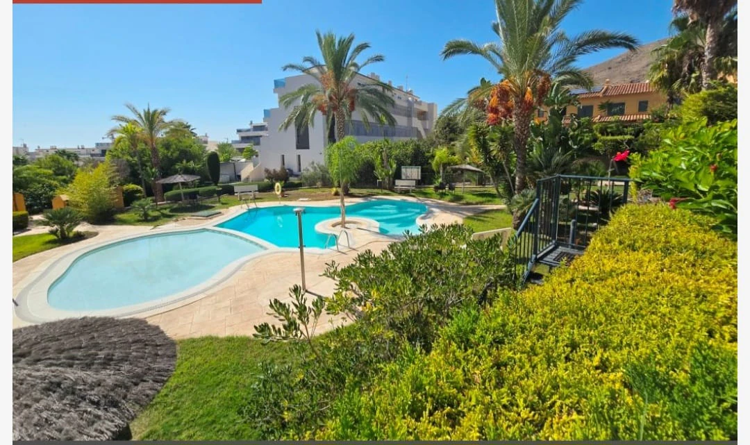 Se vende urgente precioso bungalow con 3 dormitotios , piscina y pocas vistas al mar