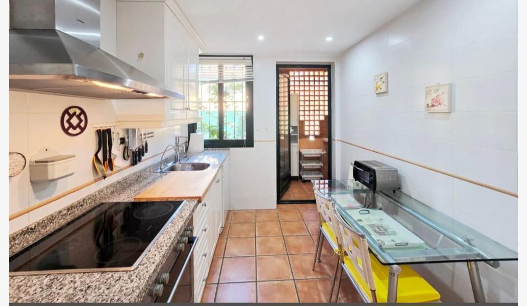 Se vende urgente precioso bungalow con 3 dormitotios , piscina y pocas vistas al mar