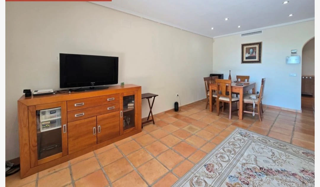 Se vende urgente precioso bungalow con 3 dormitotios , piscina y pocas vistas al mar
