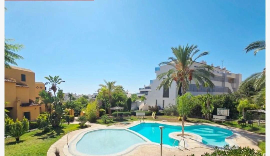 Se vende urgente precioso bungalow con 3 dormitotios , piscina y pocas vistas al mar