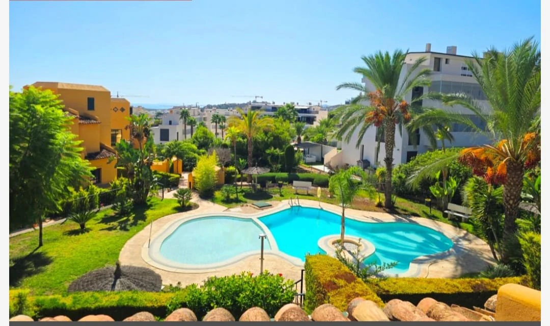 Se vende urgente precioso bungalow con 3 dormitotios , piscina y pocas vistas al mar
