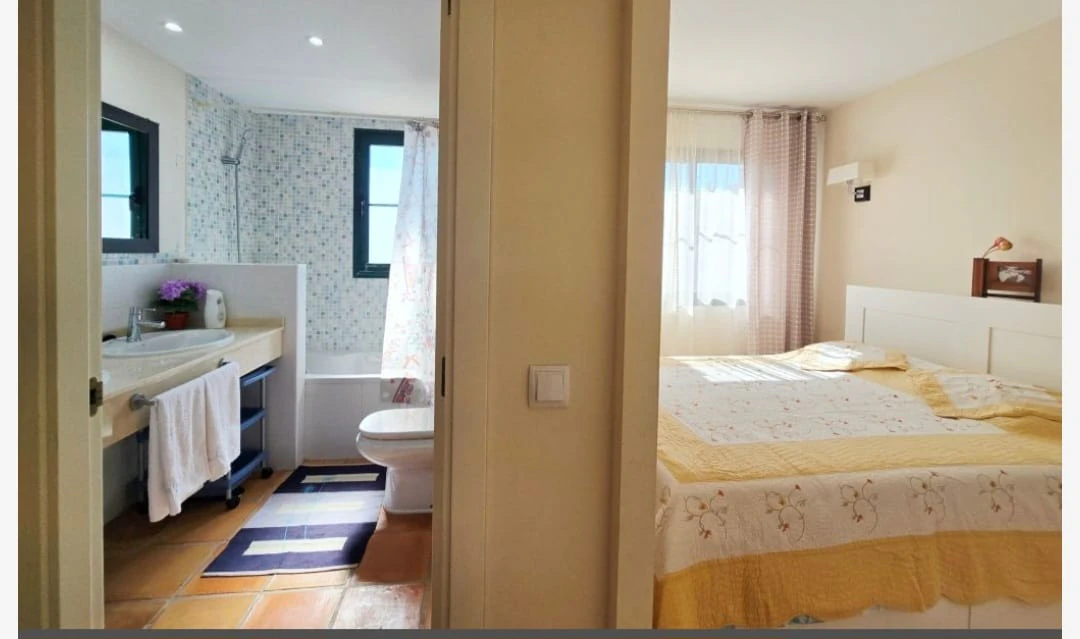 Se vende urgente precioso bungalow con 3 dormitotios , piscina y pocas vistas al mar