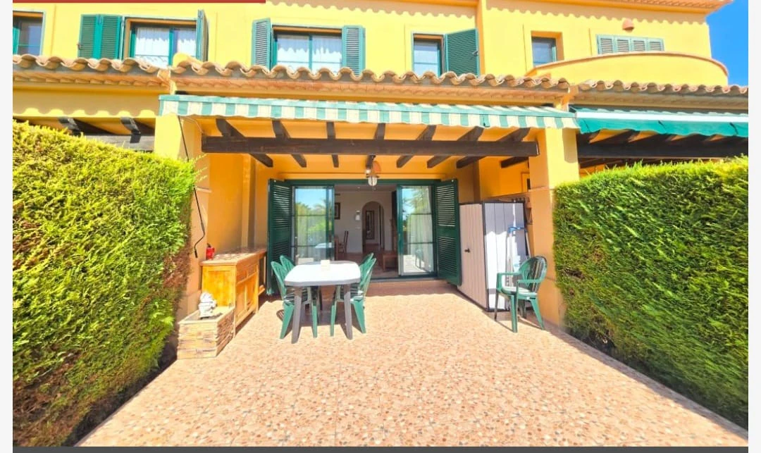 Se vende urgente precioso bungalow con 3 dormitotios , piscina y pocas vistas al mar