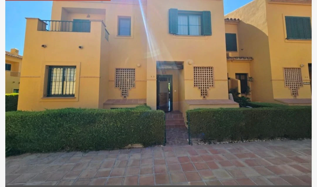 Se vende urgente precioso bungalow con 3 dormitotios , piscina y pocas vistas al mar