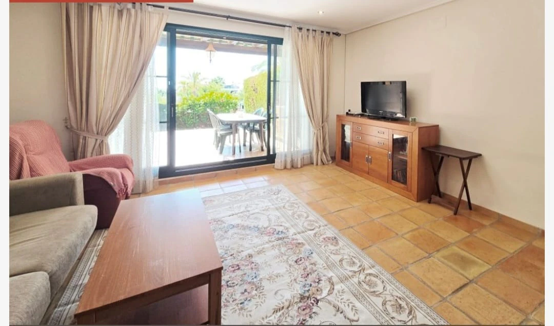 Se vende urgente precioso bungalow con 3 dormitotios , piscina y pocas vistas al mar