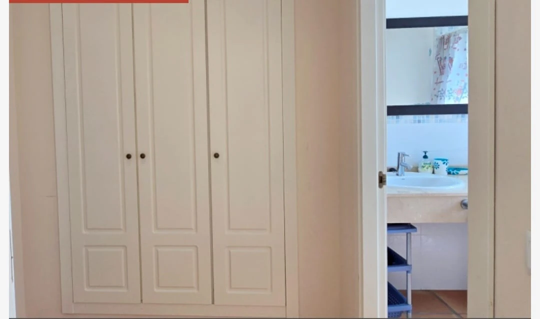 Se vende urgente precioso bungalow con 3 dormitotios , piscina y pocas vistas al mar