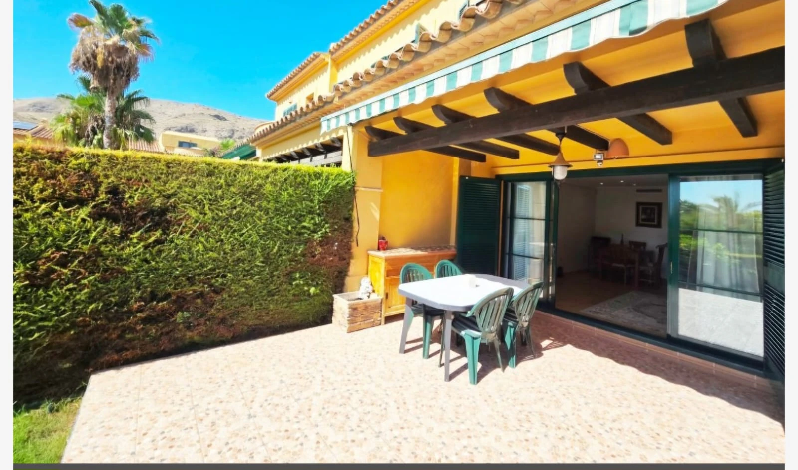 Se vende urgente precioso bungalow con 3 dormitotios , piscina y pocas vistas al mar