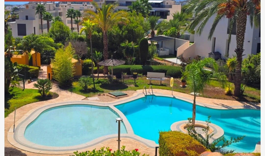 Se vende urgente precioso bungalow con 3 dormitotios , piscina y pocas vistas al mar