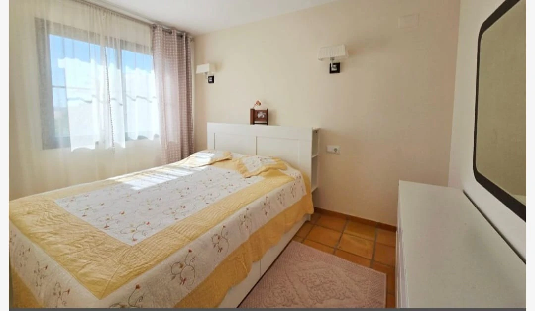 Se vende urgente precioso bungalow con 3 dormitotios , piscina y pocas vistas al mar