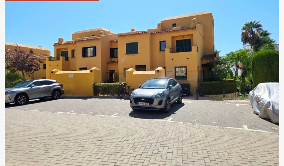 Se vende urgente precioso bungalow con 3 dormitotios , piscina y pocas vistas al mar