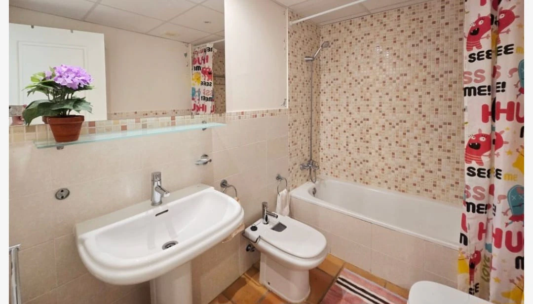 Se vende urgente precioso bungalow con 3 dormitotios , piscina y pocas vistas al mar