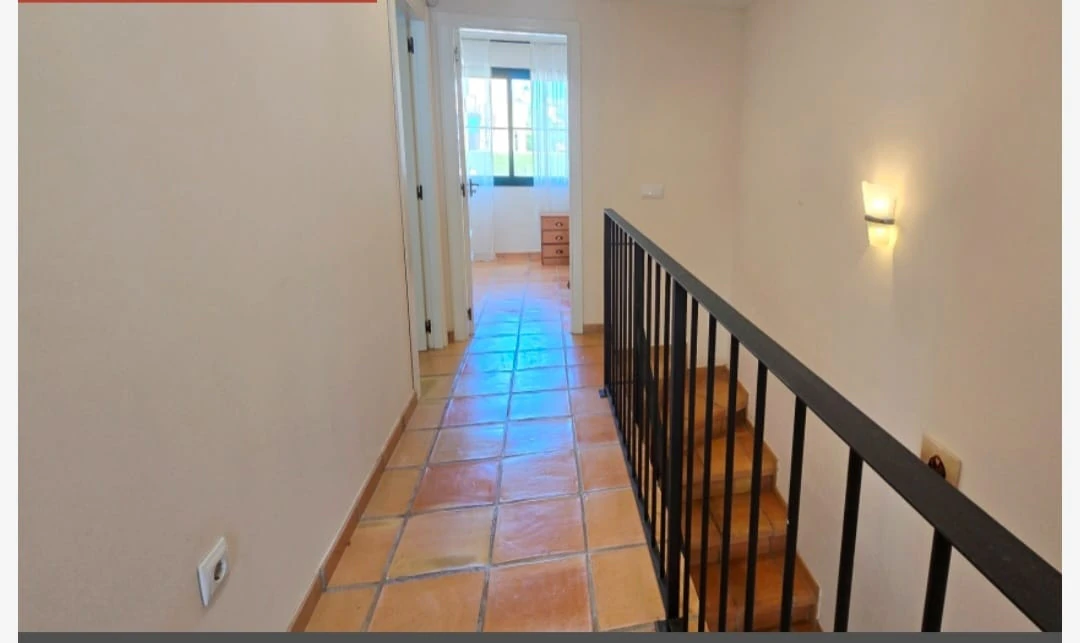 Se vende urgente precioso bungalow con 3 dormitotios , piscina y pocas vistas al mar