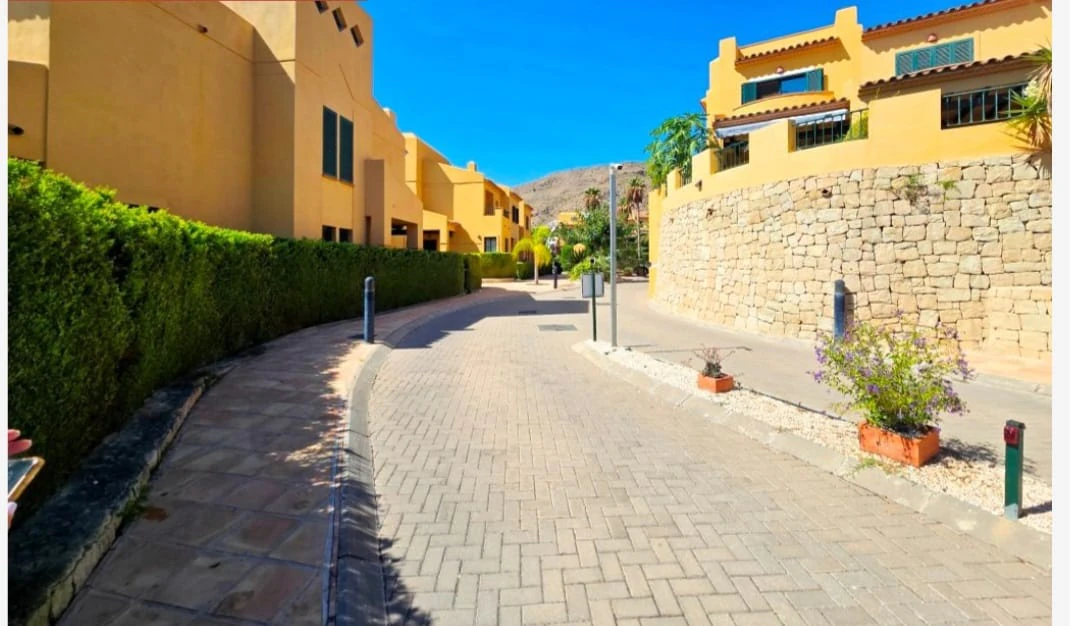 Se vende urgente precioso bungalow con 3 dormitotios , piscina y pocas vistas al mar