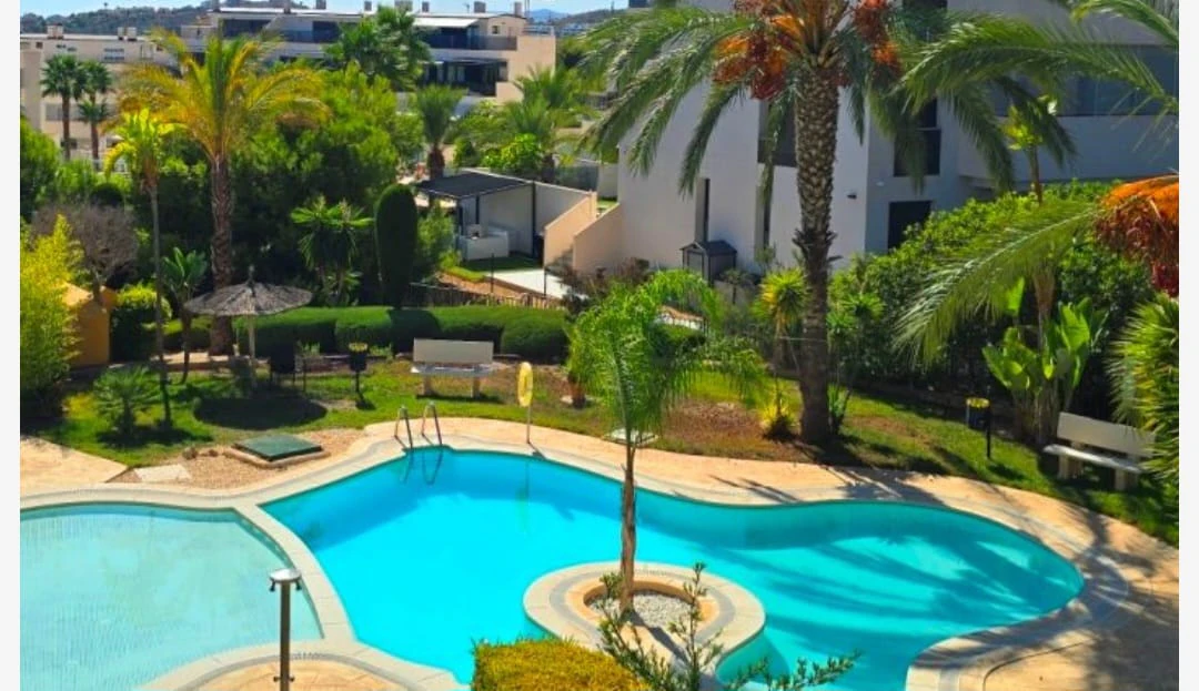 Se vende urgente precioso bungalow con 3 dormitotios , piscina y pocas vistas al mar
