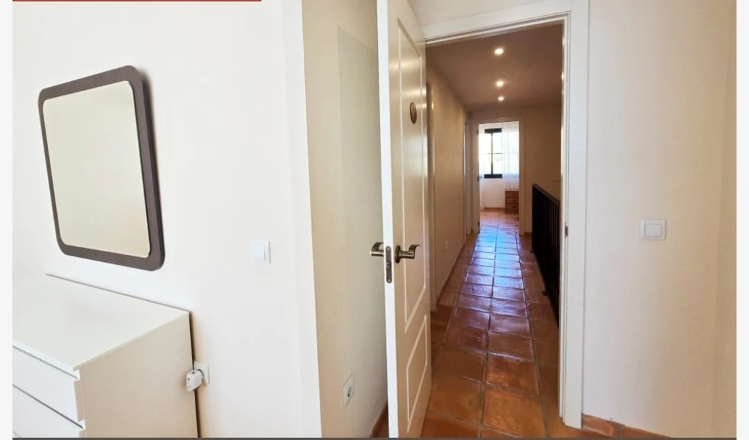 Se vende urgente precioso bungalow con 3 dormitotios , piscina y pocas vistas al mar