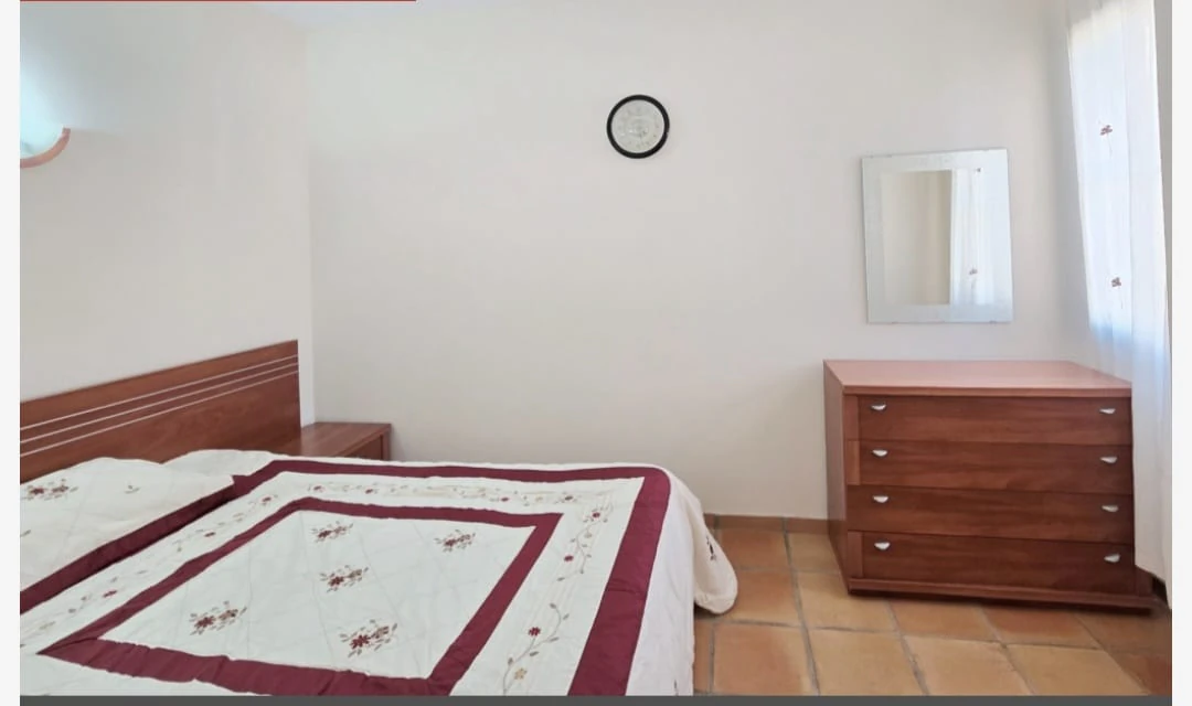 Se vende urgente precioso bungalow con 3 dormitotios , piscina y pocas vistas al mar