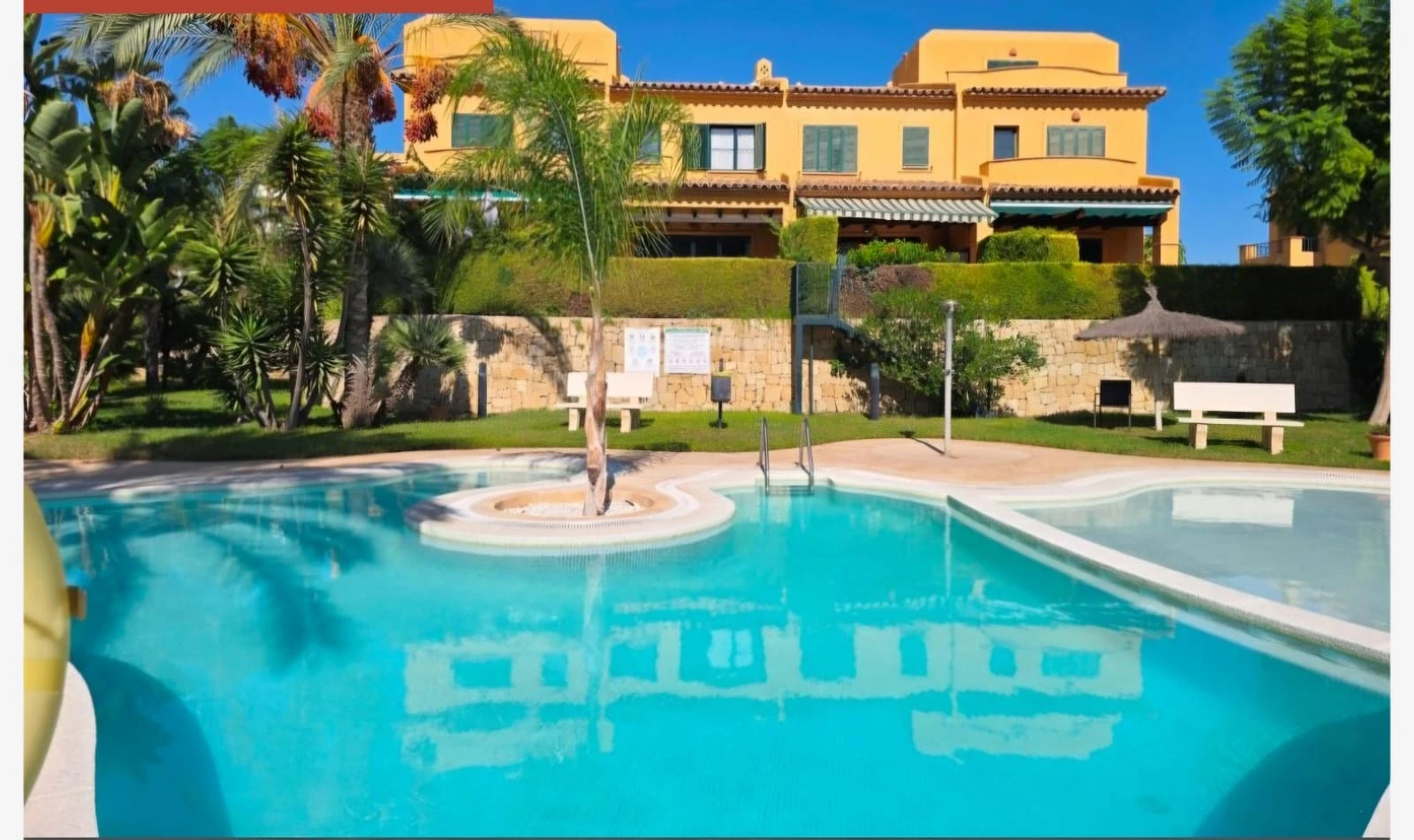 Se vende urgente precioso bungalow con 3 dormitotios , piscina y pocas vistas al mar