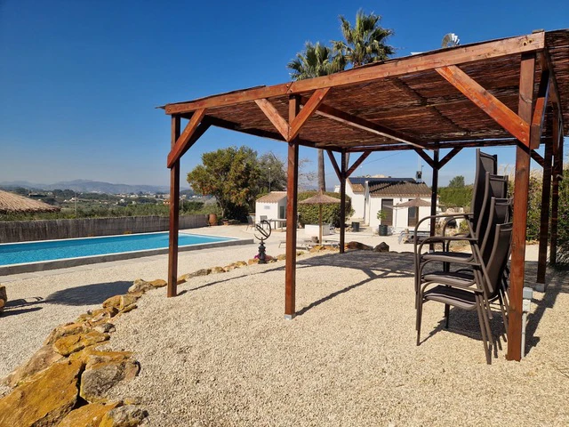 Finca en venta con piscina privada en entorno tranquilo cerca de Teulada