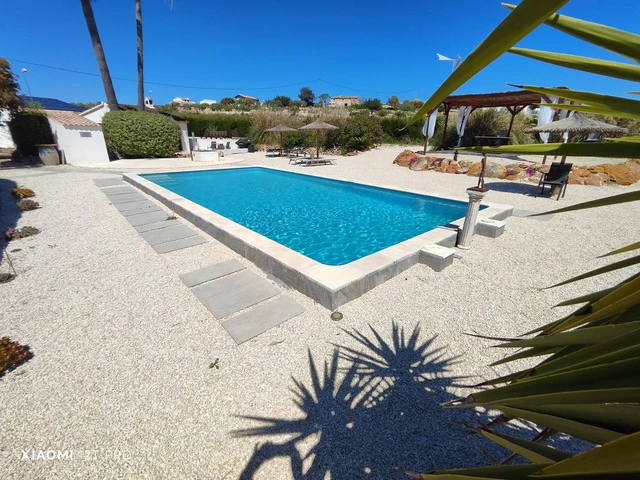 Finca en venta con piscina privada en entorno tranquilo cerca de Teulada