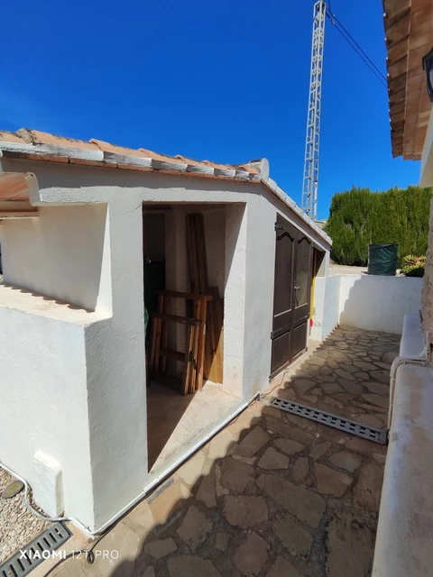 Finca en venta con piscina privada en entorno tranquilo cerca de Teulada