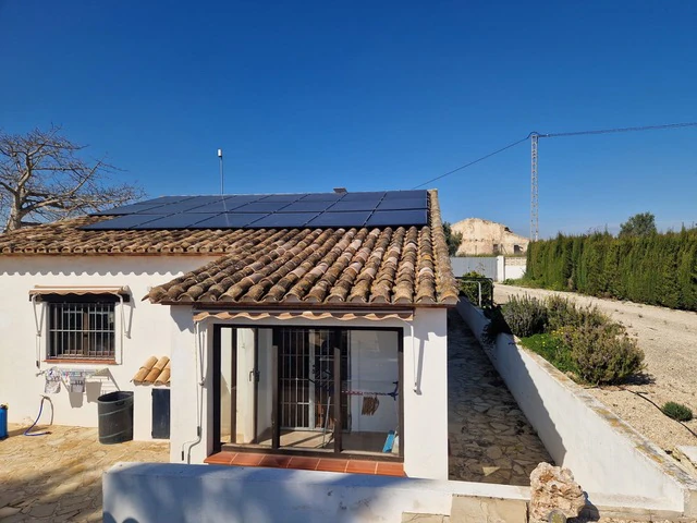 Finca en venta con piscina privada en entorno tranquilo cerca de Teulada