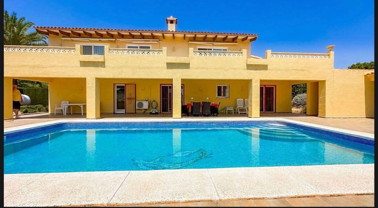 Renovated Mediterranean Chalet with Garage for Sale in Alfaz del Pi