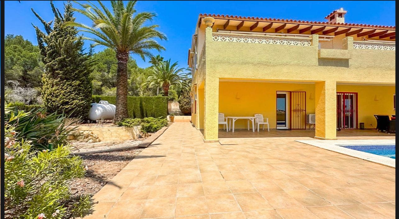 Renovated Mediterranean Chalet with Garage for Sale in Alfaz del Pi